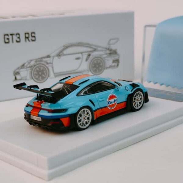 Solo Porsche 992 GT3 RS in Gulf Livery