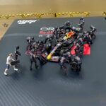 MINI GT Oracle Red Bull Racing 2022 Abu Dhabi Pit Crew Figurines