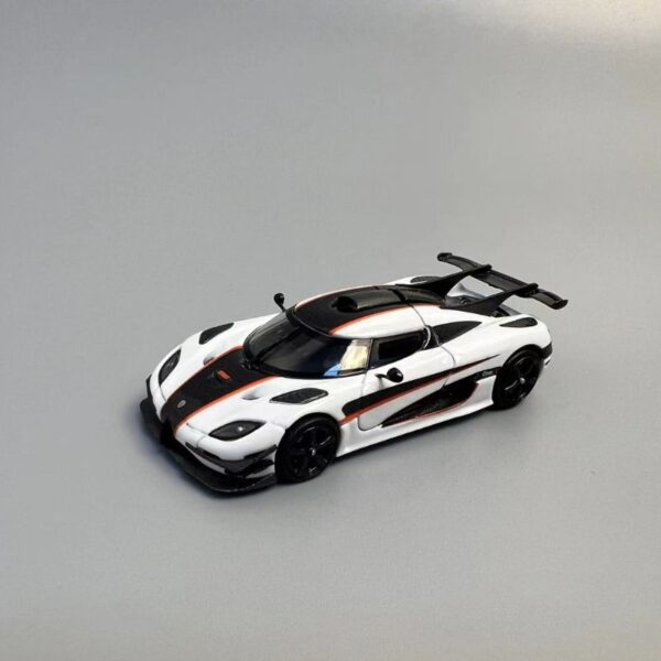 Flame Model Koenigsegg One1 White with Carbon Black