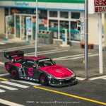 Tarmac Works Bisimoto Porsche 935 K3V with Trading Cards - Image 2