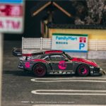 Tarmac Works Bisimoto Porsche 935 K3V with Trading Cards - Image 4