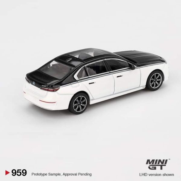 MINI GT BMW i7 xDrive60 Alpine White Black Sapphire - Image 2